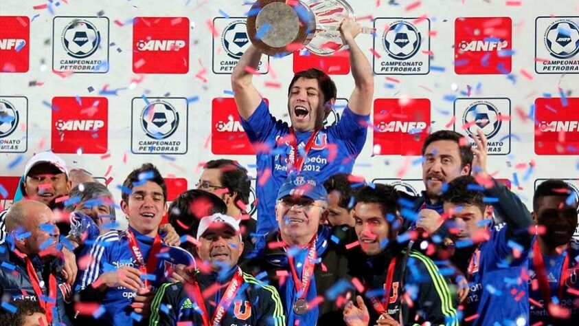 Em sua última conquista pela Universidade de Chile, Sampaoli ficou com o tri do Campeonato Chileno ao conquistar o Apertura 2012, depois de vencer nos pênaltis seu ex-clube, O'Higgins.