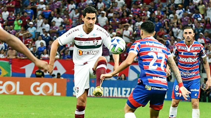 O Fluminense foi derrotado por 4 a 2 pelo Fortaleza nesta tarde de sábado (29), na Arena Castelão, pela terceira rodada do Campeonato Brasileiro. Veja as notas do Tricolor das Laranjeiras e os pontos positivos e negativos do Leão do Pici. (por Vitor Palhares)