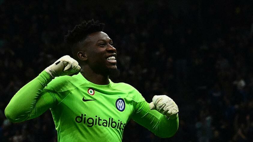 ESQUENTOU - O goleiro vice-campeão da Champions, André Onana, deve chegar em breve ao Manchester United, segundo informações de Fabrizio Romano. O defensor da Inter de Milão é enxergado no Old Trafford como o substituto ideal de De Gea, que ainda não tem seu futuro definido. O clube italiano exige, no mínimo, 50 milhões de euros (R$ 260 milhões na cotação atual). 