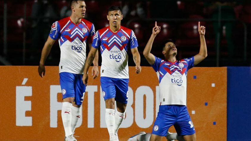 Cerro Porteño: SOBE - Mesmo fora de casa, conseguiu se impor diante do Palmeiras, saindo na frente e mantendo a posse / DESCE - Caiu de rendimento na segunda etapa e permitiu o crescimento, e consequentemente a virada, do Verdão na partida.