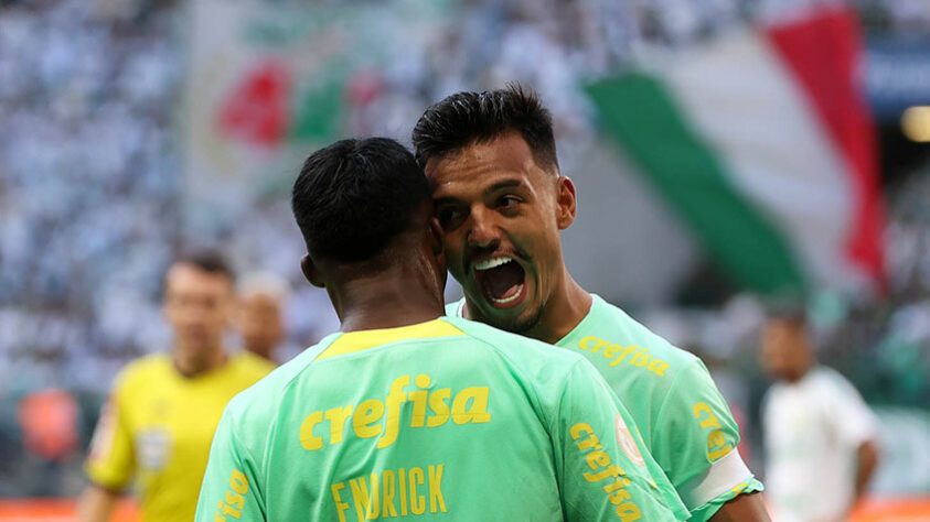 O Palmeiras derrotou o Cuiabá por 2 a 1 na tarde deste sábado (15), no Allianz Parque, pela estreia no Campeonato Brasileiro. Endrick abriu o placar, e Flaco López marcou o gol da vitória alviverde. É o quarto jogo consecutivo que o argentino balança a rede. Confira as notas do Verdão (por Jalile Elias):