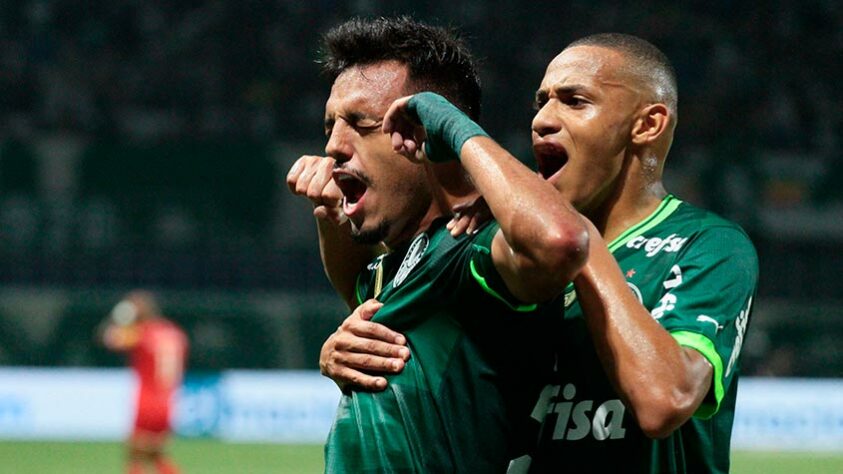 O Palmeiras venceu o Tombense por 4 a 2, de virada, na noite desta quarta-feira (12), pela terceira fase da Copa do Brasil. Os gols foram marcados por Gabriel Menino, Flaco López, Gustavo Gómez e Rafael Navarro, respectivamente. O destaque da partida foi o lateral Vanderlan, que distribuiu duas assistências e ainda teve uma grande atuação defensiva. Confira as notas do Verdão: