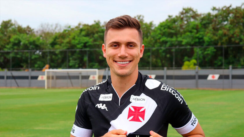 Lucas Piton, lateral-esquerdo do Vasco, tem dupla nacionalidade e possui o passaporte italiano desde 2021. O jogador foi pré-convocado por Roberto Mancini para a disputa da semifinal da Liga das Nações contra a Espanha, no dia 15 de junho. Porém, a presença na lista não garante que o jovem de 22 anos seja convocado para defender a Azurra.