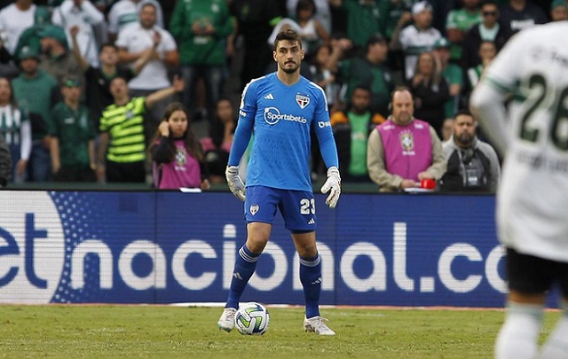 Coritiba e São Paulo empataram por 1 a 1 pela terceira rodada do Campeonato Brasileiro. No Couto Pereira, os donos da casa saíram na frente no início do primeiro tempo, com Bruno Gomes. No final, Marcos Paulo empatou para o Tricolor. O goleiro Rafael foi o principal destaque da equipe paulista, com boas defesas do início ao fim. Veja as notas. Por Rafaela Cardoso.