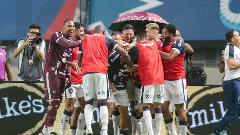 REMO - SOBE: Richard Franco - Aproveitou o vacilo defensivo para anotar o primeiro gol do Remo, dando uma grande injeção de ânimo ao time.// DESCE: Pontaria - O Remo teve diversas chances para ampliar a vantagem, mas pecou nas finalizações.