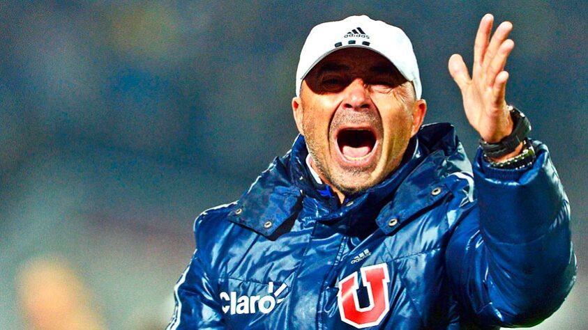 Sampaoli conquistou seu primeiro grande título como treinador em junho de 2011, quanto levou o Campeoanto Chileno após uma vitória de 4 a 1 sobre a Universidad Católica.