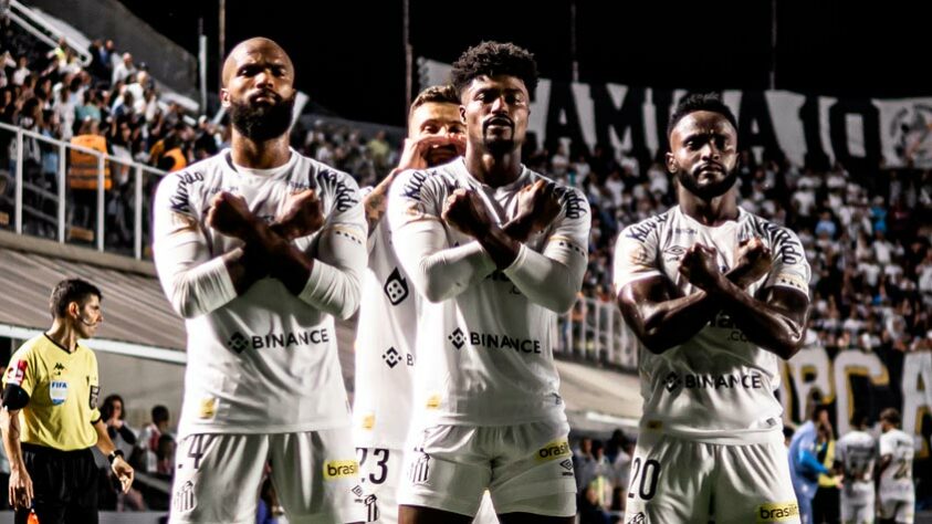 O Santos derrotou o América-MG por 3 a 2 na noite deste sábado (29), na Vila Belmiro, em jogo válido pela terceira rodada do Campeonato Brasileiro. Com grande atuação de Mendoza, o time conquistou sua primeira vitória na competição. Veja as notas do Peixe e os pontos positivos e negativos do Coelho na partida. (por Vitor Palhares)