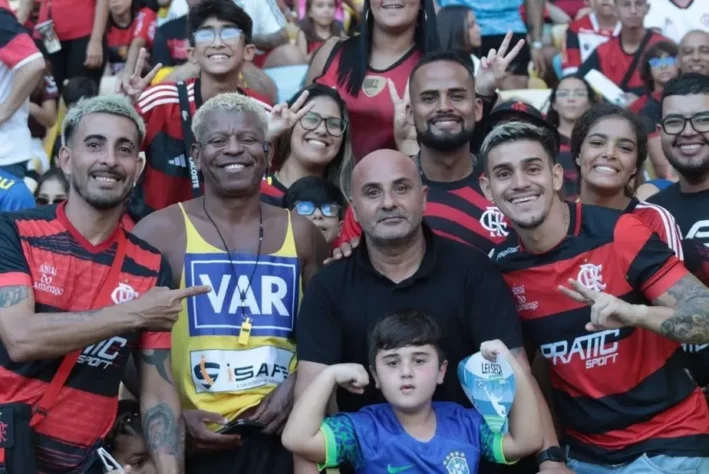 Além do sucesso nas redes sociais, os sósias também costumam frequentar as arquibancadas do Maracanã. A seguir, separamos uma lista com muitos dos "dublês" dos jogadores e treinadores que estão ou passaram pelo Flamengo. Confira! (Por Humor Esportivo)