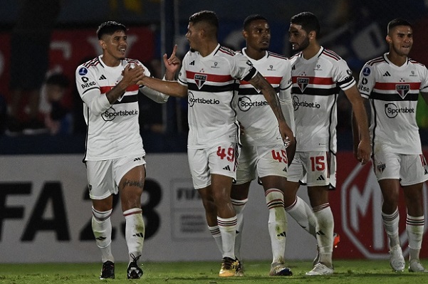 O São Paulo estreou com o pé direito na Copa Sul-Americana ao vencer o Tigre por 2 a 0 fora de casa. 'El Toro' Erison foi o autor dos dois gols do Tricolor, que também teve o estreante Michel Araújo como destaque. Veja as notas do LANCE!