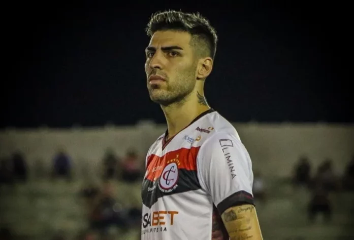 Thiago Ennes (27 anos) – lateral-direito / Time: Campinense-PB – Já defendeu o Flamengo. Foi contratado pelo Campinense-PB após deixar o Paysandu-PA em 27 de janeiro.