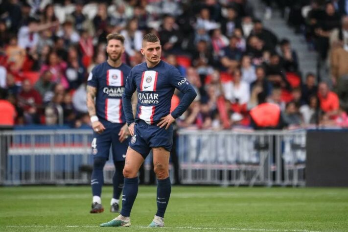 ESQUENTOU - Um dos principais alvos de críticas dos torcedores, Verratti não esconde seu desejo de deixar o Paris Saint-Germain na próxima janela de transferências, segundo o "RMC Sport". Apesar do contrato até 2026, o italiano deve buscar uma alternativa na carreira. A prioridade do meia é ir para o Real Madrid por conta da sua proximidade com Carlo Ancelotti.