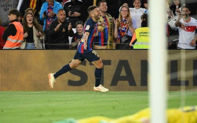 FECHADO - O lateral-esquerdo Jordi Alba anunciou sua saída do Barcelona. Apesar de ter contrato até junho de 2024, o jogador decidiu que era o momento deixar o clube e rescindirá o vínculo.