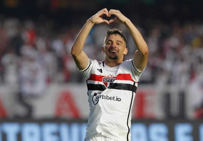 ESFRIOU - O diretor de futebol do São Paulo, Carlos Belmonte, afirmou que o Tricolor não tem jogadores inegociáveis devido às condições financeiras do clube atualmente. Rodrigo Nestor e Pablo Maia (foto) são os jogadores do elenco com maior chance de negociação nesta janela de transferências. 