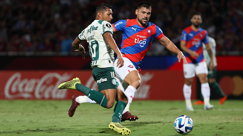 O Palmeiras derrotou o Cerro Porteño-PAR por 3 a 0 na noite desta quarta-feira (24), em Assunção, pela quarta rodada da fase de grupos da Libertadores. Com dois gols marcados por Artur e um por Rony, o Verdão conquistou um excelente resultado fora de casa. O camisa 10 ainda deu duas assistências na partida. Confira as notas do Alviverde: