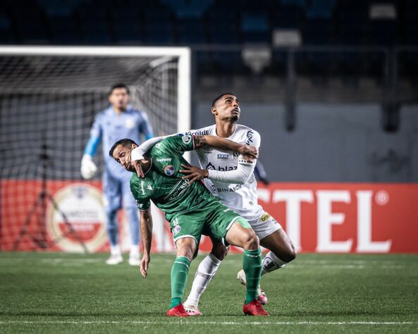 Pela 4ª rodada da fase de grupos da Sul-Americana, o Santos perdeu de virada para o Audax Italiano, por 2 a 1. Protagonista de um segundo amarelo desnecessário, Joaquim impactou o resultado da partido junto do árbitro do duelo, que tomou decisões equivocadas na partida. Veja as notas dos jogadores do Peixe! (por Gabriel Teles)