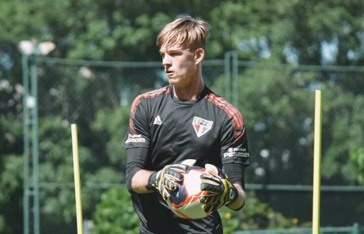 FECHADO - O São Paulo acertou a renovação de contrato do goleiro Young até 2026. Seu contrato atual com o Tricolor tinha duração até agosto deste ano, mas o novo acordo ainda não foi divulgado pelo clube.