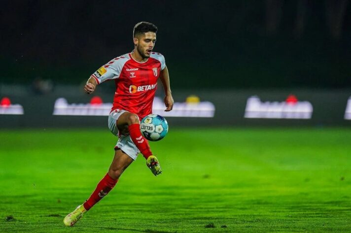 ESQUENTOU - O Corinthians tem interesse no lateral-direito Yan Couto, de 20 anos, que pertence ao Manchester City e está emprestado ao Girona (ESP). A intenção do Timão é um empréstimo com opção de compra. A informação foi veiculada inicialmente pelo "ge".