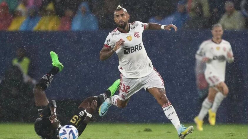 Flamengo - Vidal, volante de 36 anos (Chile - 2010 e 2014).