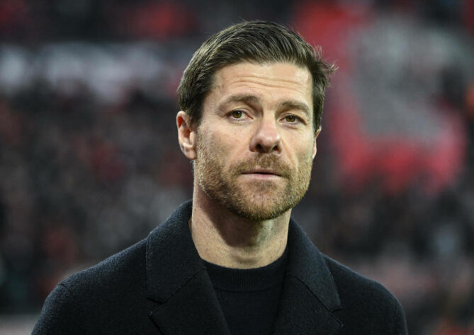 ESQUENTOU - O técnico Xavi Alonso, do Bayer Leverkusen atrai o interesse do Tottenham, segundo o jornal holandês "De Telegraaf". O bom desempenho do treinador espanhol na equipe alemã é o motivo.