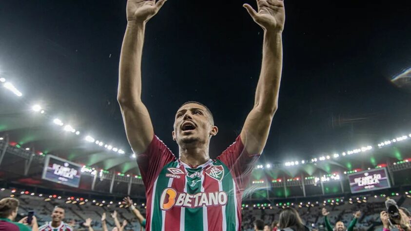 ESFRIOU - O presidente do Fluminense, Mario Bittencourt, não fugiu das perguntas, mesmo quando se tratou de negociações de jovens valores do clube. O mandatário confirmou o contato do Liverpool pelo volante André, mas, por ora, o torcedor pode ficar otimista. Focado na atual temporada, em que o Fluminense disputa a semifinal da Libertadores, Mario Bittencourt garantiu que o clube não perderá jogadores, pelo menos neste ano. O plano do dirigente é manter todo o plantel e, por isso, fez jogo duro aos candidatos a levar o volante André, um dos destaques da equipe.