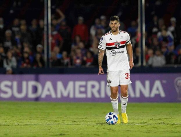 MELOU - Apesar de ter sido relacionado a vários clubes europeus nos últimos dias, o zagueiro Lucas Beraldo não deve deixar o São Paulo. A reportagem do Lance! apurou, tanto com o clube como com pessoas próximas ao jogador, que o defensor não será vendido nesta janela. 