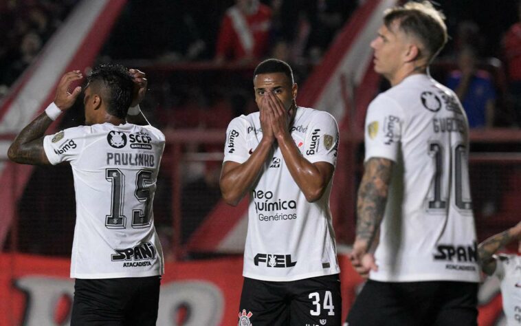 Em situação complicada na chave, o Corinthians teve mais um tropeço na Libertadores e ficou no empate sem gols diante do Argentino Juniors, fora de casa. Dessa maneira, o Timão segue como terceiro colocado do Grupo E, agora com quatro pontos. O Argentino Juniors é o líder com oito, seguido pelo Independiente del Valle, com seis. Já o Liverpool, que venceu os equatorianos nesta quarta rodada, aparece na última posição, com os mesmos quatro pontos do clube paulista. O próximo compromisso do Corinthians será na quarta-feira, dia 7 de junho, às 19h, quando visita o Independiente del Valle.