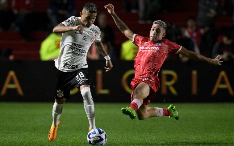 O Corinthians fez mais um jogo abaixo e, dessa vez, não conseguiu sair do empate sem gols com o Argentinos Jrs pela fase de grupos da Libertadores, no estádio Diego Armando Maradona, na Argentina. O ataque alvinegro foi muito mal e a equipe segue precisando da vitória na competição: (por Julia Mazarin)