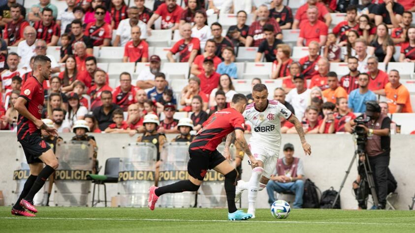 O Flamengo abriu o placar, mas sofreu a virada por 2 a 1 para o Athletico-PR, na Arena da Baixada, pela 4ª rodada do Campeonato Brasileiro. Com isso, a equipe carioca soma três derrotas seguidas na competição. Gabigol abriu o placar, mas Vitor Roque e Erick viraram. Veja as notas dos jogadores do Rubro-Negro.