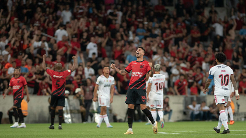 Athletico-PR - Sobe: Vitor Roque foi o grande destaque da equipe com força física e boa movimentação no sistema ofensivo. / Desce: A defesa concedeu espaços, que não foram aproveitados pelo Flamengo. 