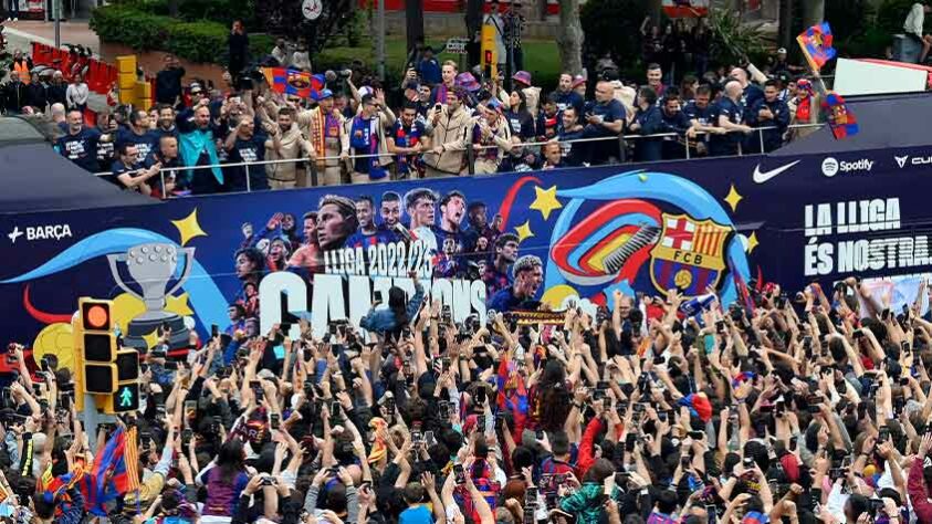 Veja a festa dos jogadores e torcedores do Barcelona após título da La Liga.