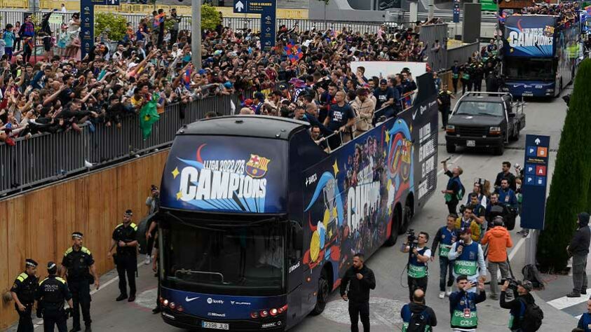 Veja a festa dos jogadores e torcedores do Barcelona após título da La Liga.