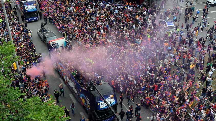 Veja a festa dos jogadores e torcedores do Barcelona após título da La Liga.