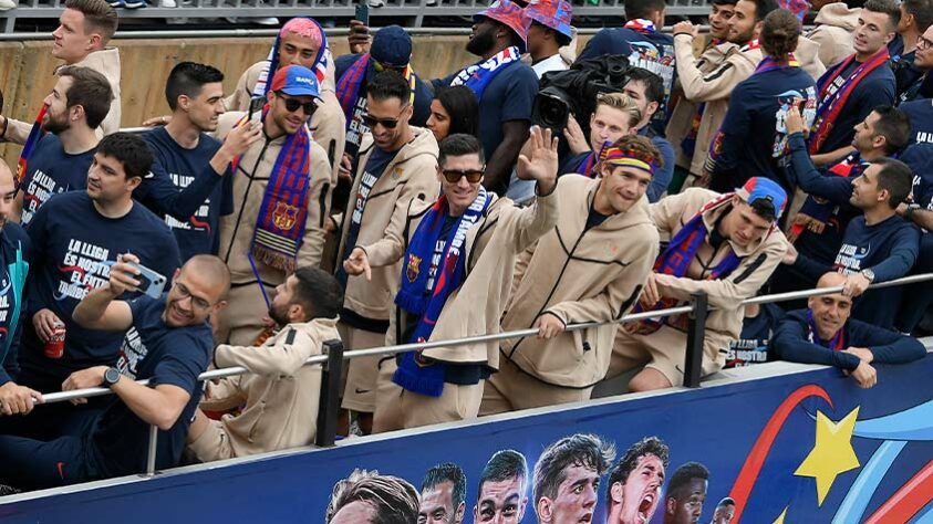 Veja a festa dos jogadores e torcedores do Barcelona após título da La Liga.