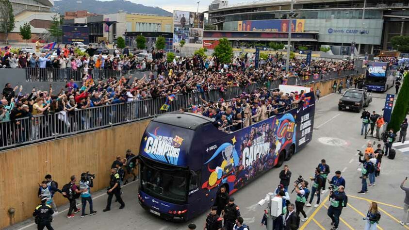 Veja a festa dos jogadores e torcedores do Barcelona após título da La Liga.