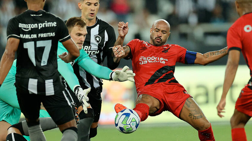 ATHLETICO-PR - SOBE - BENTO - o goleiro foi o herói do Furacão ao defender as cobranças de pênalti de Tiquinho Soares e de Tchê Tchê. O camisa 12 ainda foi decisivo ao salvar finalizações de Victor Sá e Eduardo durante a partida. DESCE - HUGO MOURA - o volante foi afoito e deu margem para Júnior Santos dar um drible na jogada que culminou no gol de Tiquinho Soares.