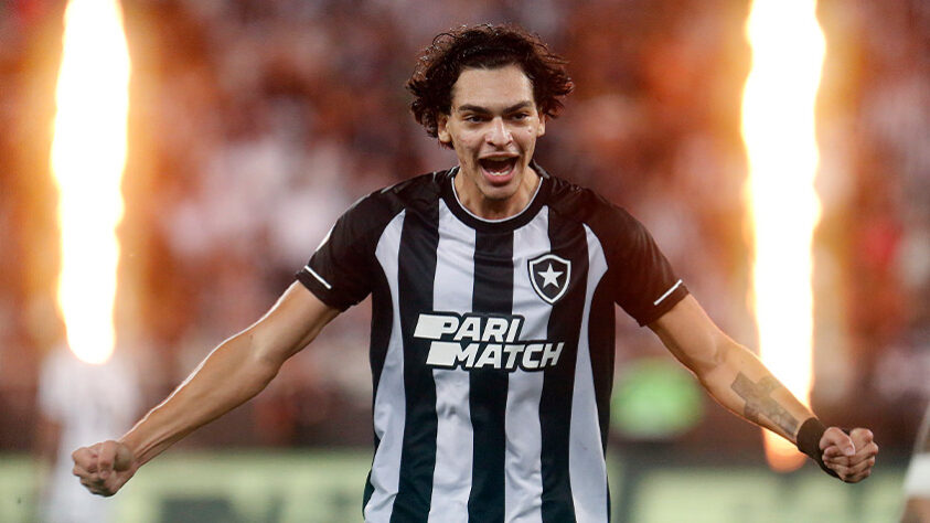 O Botafogo fez um grande jogo e venceu o Atlético Mineiro por 2 a 0 no Estádio Nilton Santos, em jogo pela quarta rodada do Brasileirão. Os gols do Alvinegro foram marcados por Victor Sá, no primeiro tempo, e Matheus Nascimento (foto), na segunda etapa. Além dos autores dos gols, Júnior Santos foi o grande destaque da equipe, com arrancadas e dribles que infernizaram a defesa do Galo. Veja as notas do LANCE!. 