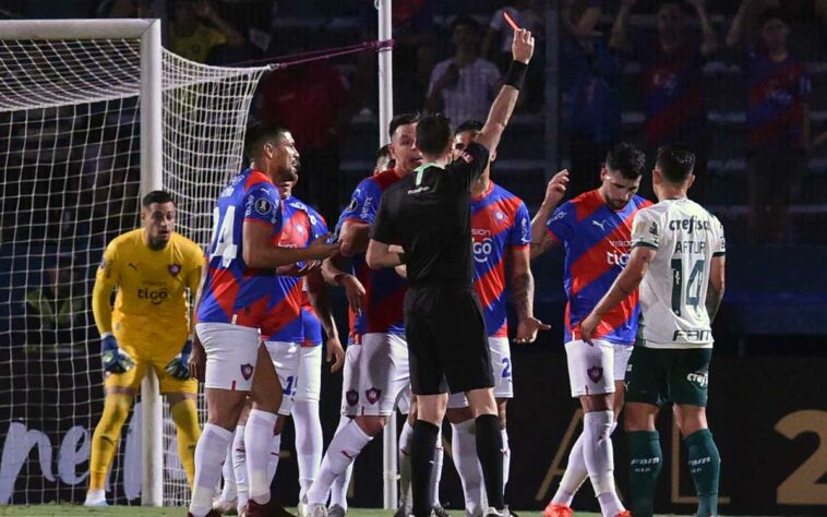 Cerro Porteño: SOBE - O centroavante Diego Churín deu trabalho para a defesa palmeirense, tendo boa participação ofensiva. Quase marcou para a equipe paraguaia. / DESCE - Após a expulsão de Baéz, o Cerro não conseguiu se encontrar na partida e saiu de campo com a derrota, se complicando na Libertadores.