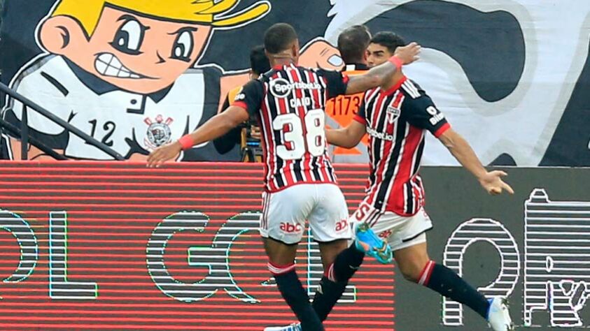 O São Paulo abriu o placar cedo em Itaquera e dava a impressão que finalmente encerraria o tabu de não conseguir vencer o Corinthians em seu estádio. Mas Rafinha fez um pênalti infeliz no final do primeiro tempo e, com uma segunda etapa fraca (mas que teve direito a gol anulado), o Tricolor sai mais uma vez sem vencer o rival em sua casa. Eis as notas, por Rafael Ribeiro