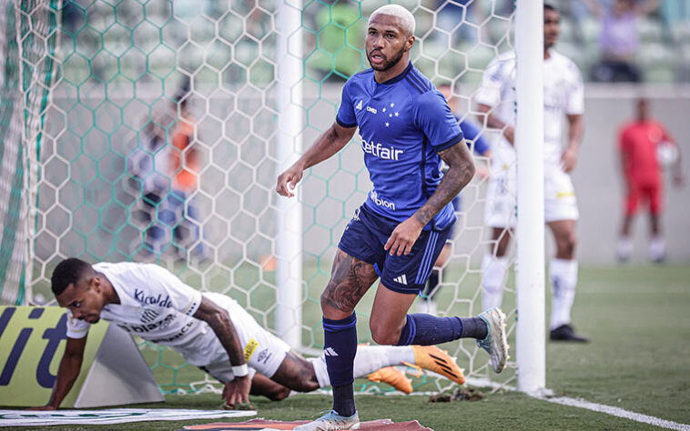 Cruzeiro: SOBE - Wesley: entrou no início do primeiro tempo e infernizou a defesa do Santos. Teve estrela e marcou os dois gols da Raposa. / DESCE - Defesa: além do espaço que deram para Marcos Leonardo, três defensores foram arrastados por Ângelo para fora de suas posições no lance do gol. 