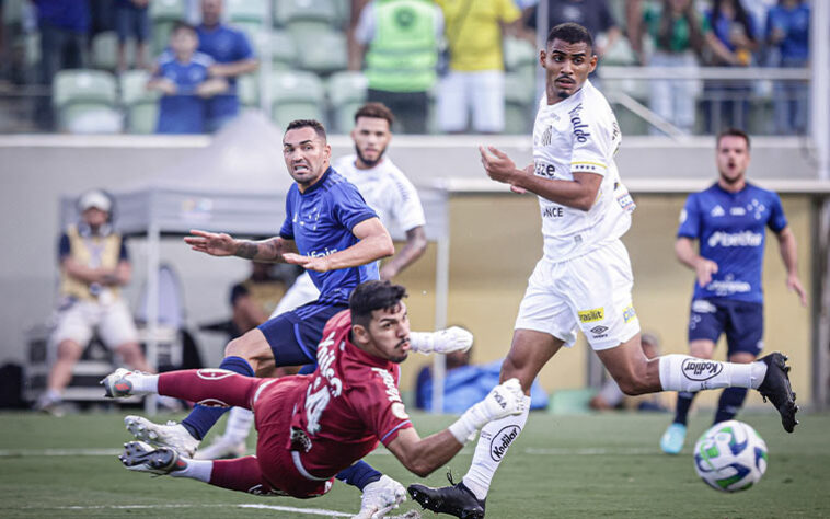 O Santos perdeu por 2 a 1 para o Cruzeiro em partida disputada fora de casa pela quarta rodada do Brasileirão. Wesley marcou duas vezes para a Raposa enquanto Ângelo, que entrou no intervalo, marcou o gol do Peixe. João Paulo falhou nos dois gols sofridos e recebeu a pior avaliação no jogo. Veja as notas do LANCE!. 