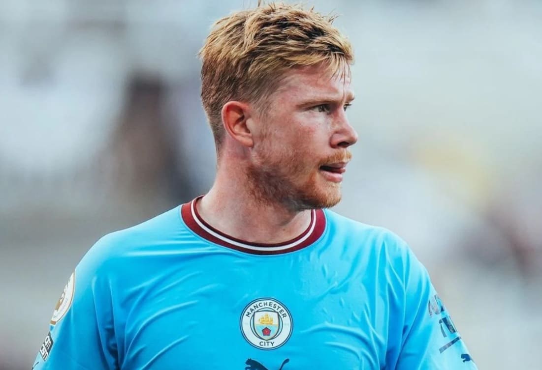 O meia De Bruyne, campeão da Champions em 2023/2024, aparece em segundo na lista, com 21 participações em gols 