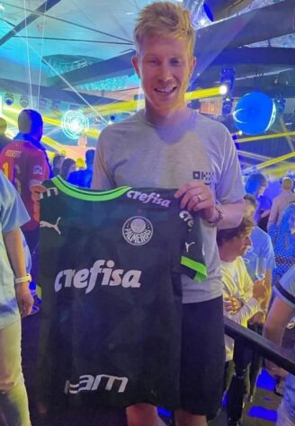 O meia Kevin De Bruyne recebeu e posou com o uniforme do Palmeiras. A camisa foi um presente dos jogadores do time sub-15 do Verdão, que participaram de uma Copa batizada e organizada pelo próprio belga.