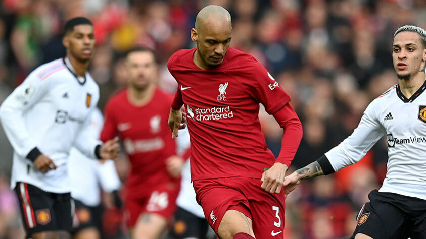 ESQUENTOU - O inglês 'The Athletic' informou que Al-Ittihad, da Arábia Saudita, deve fazer uma proposta em breve pelo meio-campista Fabinho, do Liverpool. Segundo a publicação, os sauditas estariam dispostos a oferecer até 40 milhões de euros (R$ 215 milhões) pelo brasileiro. Fabinho ainda tem três anos de contrato com os 'Reds' e, segundo informações do mesmo site, tem o desejo de se transferis para o Oriente Médio. 