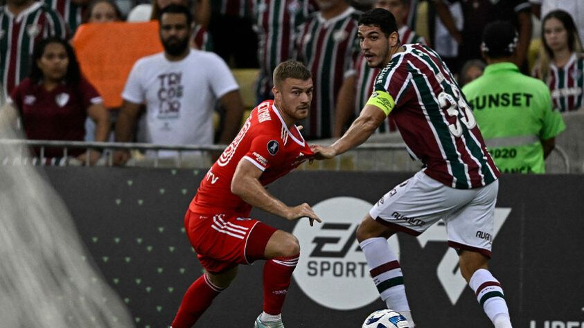 RIVER PLATE - BELTRÁN - O atacante foi o jogador mais perigoso do River Plate, dando trabalho a Fábio e à dupla de zaga tricolor. Além disso, mostrou oportunismo ao marcar o gol da equipe argentina. DESCE: GONZÁLEZ PIRES - A expulsão boba do zagueiro desarrumou o River Plate e deu brechas para que os Millonarios saíssem de campo massacrados.