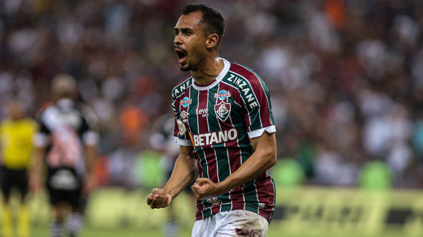 O Fluminense empatou o clássico com o Vasco em 1 a 1 no Maracanã, pela quarta rodada do Brasileirão. Fábio entregou um gol no primeiro minuto do jogo ao errar passe dentro da própria área, cumprindo a 'cartilha do dinizismo'. No intervalo, o técnico do Tricolor mexeu no time e colocou John Kennedy, que mudou a cara do jogo. Com volume ofensivo, Lima (foto) empatou o placar logo no início do segundo tempo e garantiu um ponto para o Flu no campeonato. Veja as notas do LANCE!.