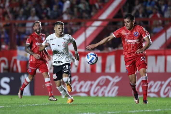 ARGENTINOS JUNIORS: Sobe - O ataque do time argentino colocou pressão do início ao fim do jogo. Impôs um bom ritmo jogando em casa e levou perigo. /// Desce - A defesa cedeu espaços para o time corintiano com algumas faltas desnecessárias. A expulsão de Nuss poderia ter comprometido o resultado.