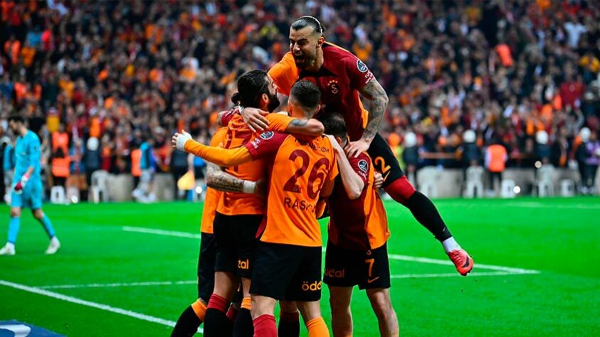 Campeonato Turco (Turquia): Galatasaray lidera com 79 pontos faltando três rodadas para o fim do campeonato / Jogos restantes: Fenerbahçe (C), Ankaragucu (F) e Hatayspor (F).
