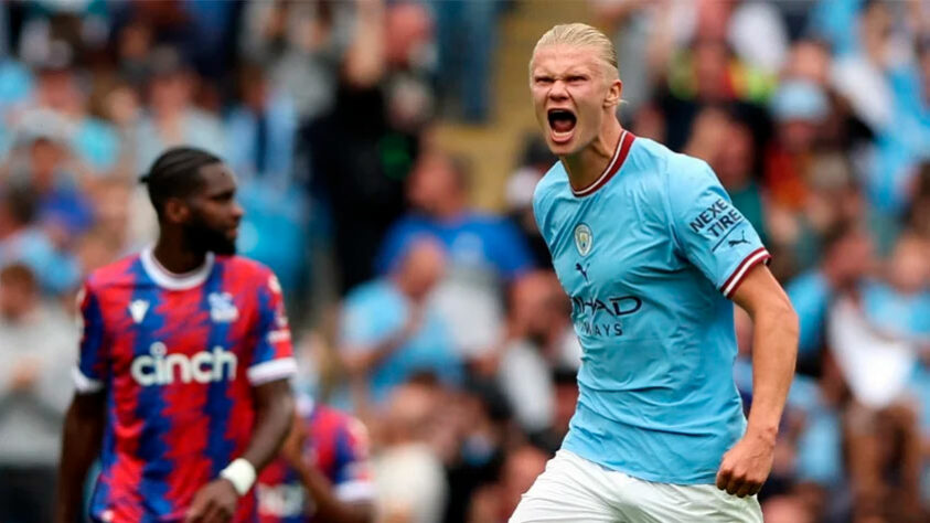 Primeiro jogador a marcar três hat-tricks consecutivos em jogos em casa na Premier League.