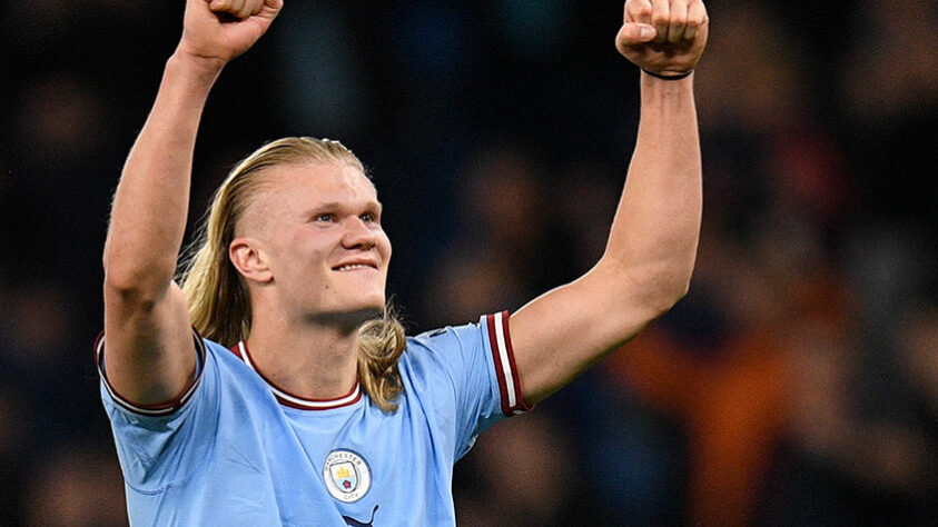 Erling Haaland, atacante norueguês - Estreou com 15 anos, 9 meses e 19 dias no Bryne-NOR, em 2016 / A máquina de fazer gols do Manchester City surgiu bem jovem no seu país natal e logo chamou a atenção de outros clubes. Se transferiu para o Red Bull Salzburg e depois Borussia Dortmund antes de quebrar recordes na Premier League (foto). 