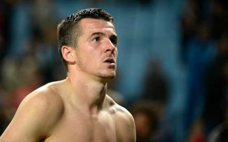 Joey Barton, até então meia do Burnley, foi punido pela FA com 18 meses de suspensão de "toda atividade relacionada com o futebol" e com uma multa de 30 mil libras (R$ 122 mil) por "má conduta em relação a um caso de apostas ilegais".